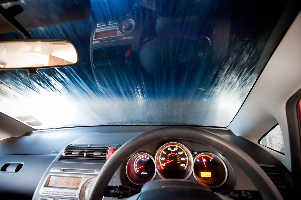 Carrosserie de voiture polie et brillante après un detailing complet